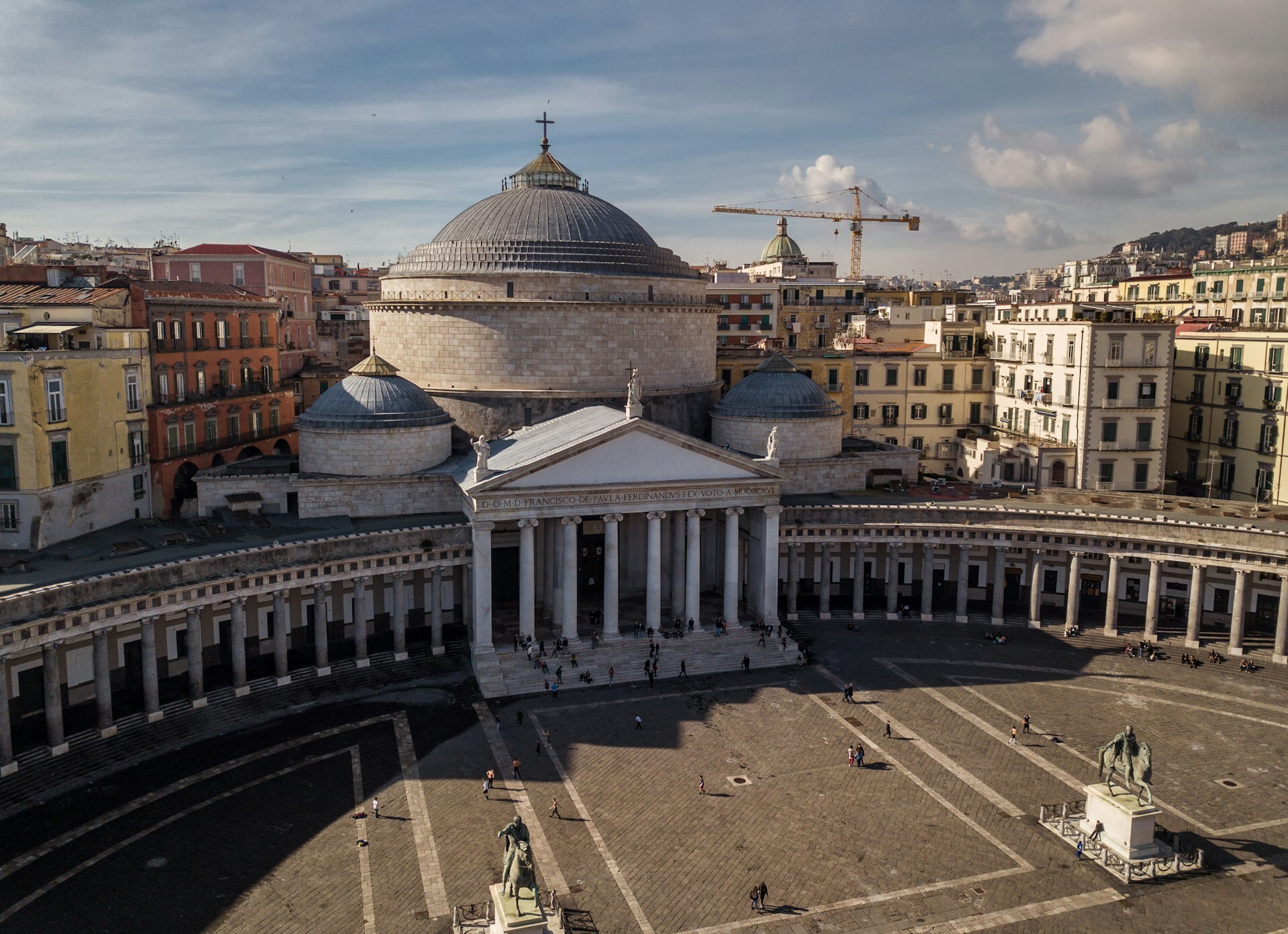 Piazza del Plebiscito w Neapolu z bazyliką San Francesco di Paola – centrum miasta blisko lotniska Neapol-Capodichino