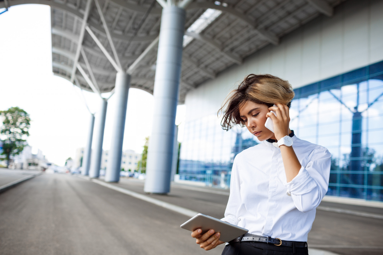 sprawdzanie bezpieczeństwa podróży na lotnisku – analiza kierunku wyjazdu i ryzyka przed lotem oraz wybór ubezpieczenia turystycznego