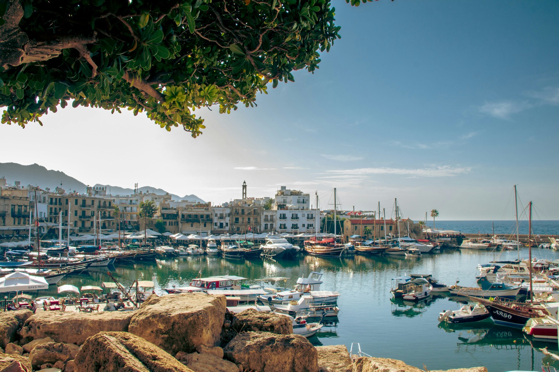 Kyrenia (Girne) Cypr Północny – port, łodzie i zabudowa nadmorska w słoneczny dzień