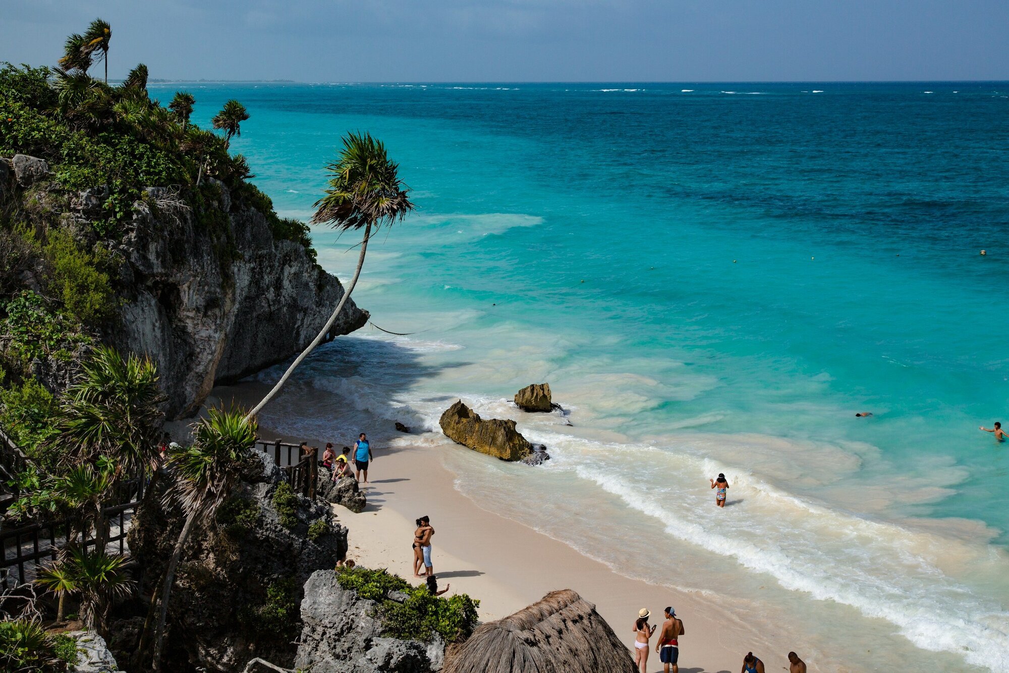 Riviera Maya Meksyk – plaża z turkusową wodą i klifami w Tulum na wybrzeżu Karaibskim