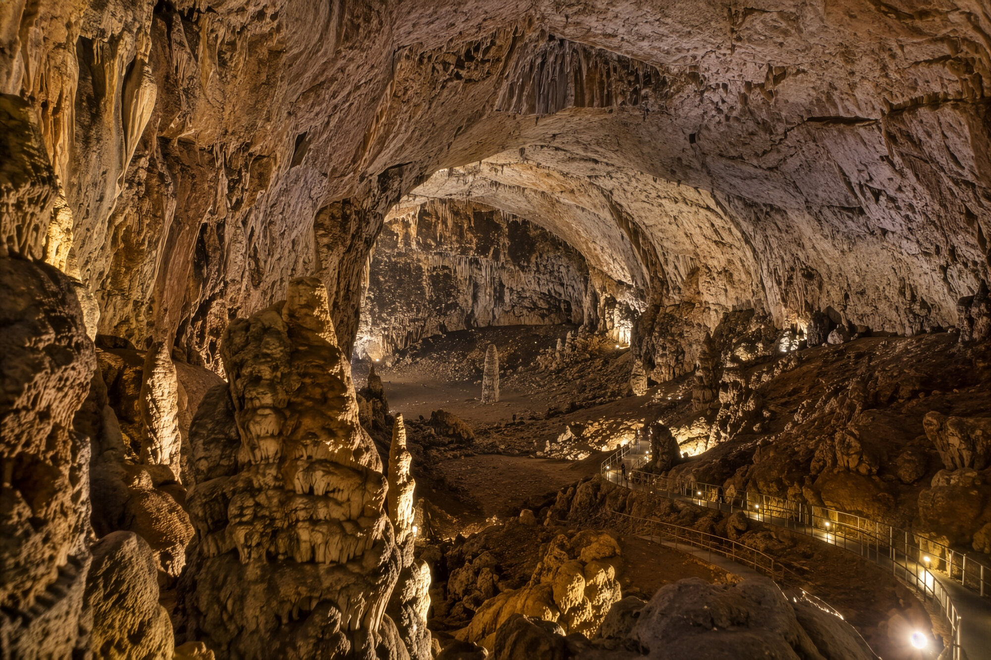 Wnętrze Grotta Gigante z ogromną wapienną komorą, formacjami naciekowymi i oświetloną trasą dla zwiedzających