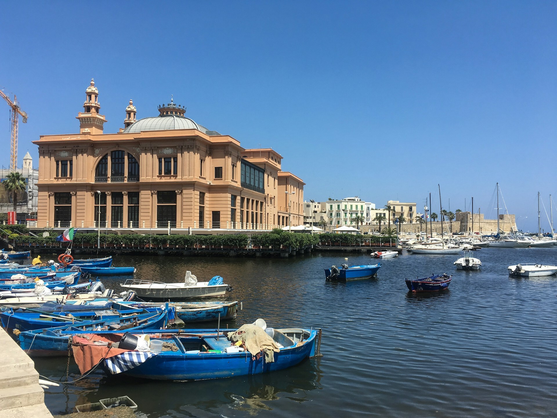 Port w Bari we Włoszech z łodziami rybackimi i zabytkową architekturą nad Adriatykiem