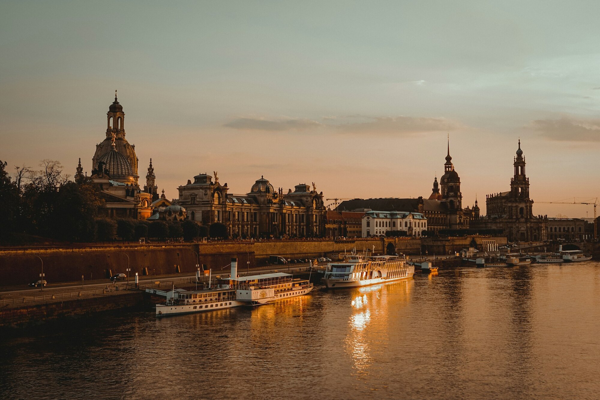 Panorama Drezna nad Łabą o zachodzie słońca z kościołem Frauenkirche i zabytkową zabudową Starego Miasta