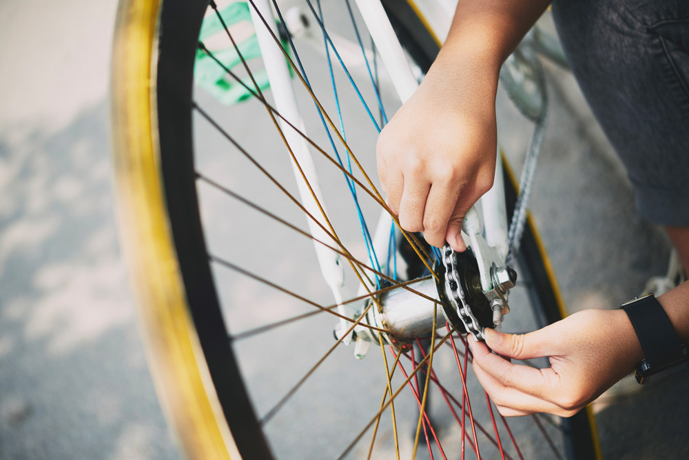 Spadający łańcuch w rowerze – poznaj przyczyny usterki i metody jej naprawy