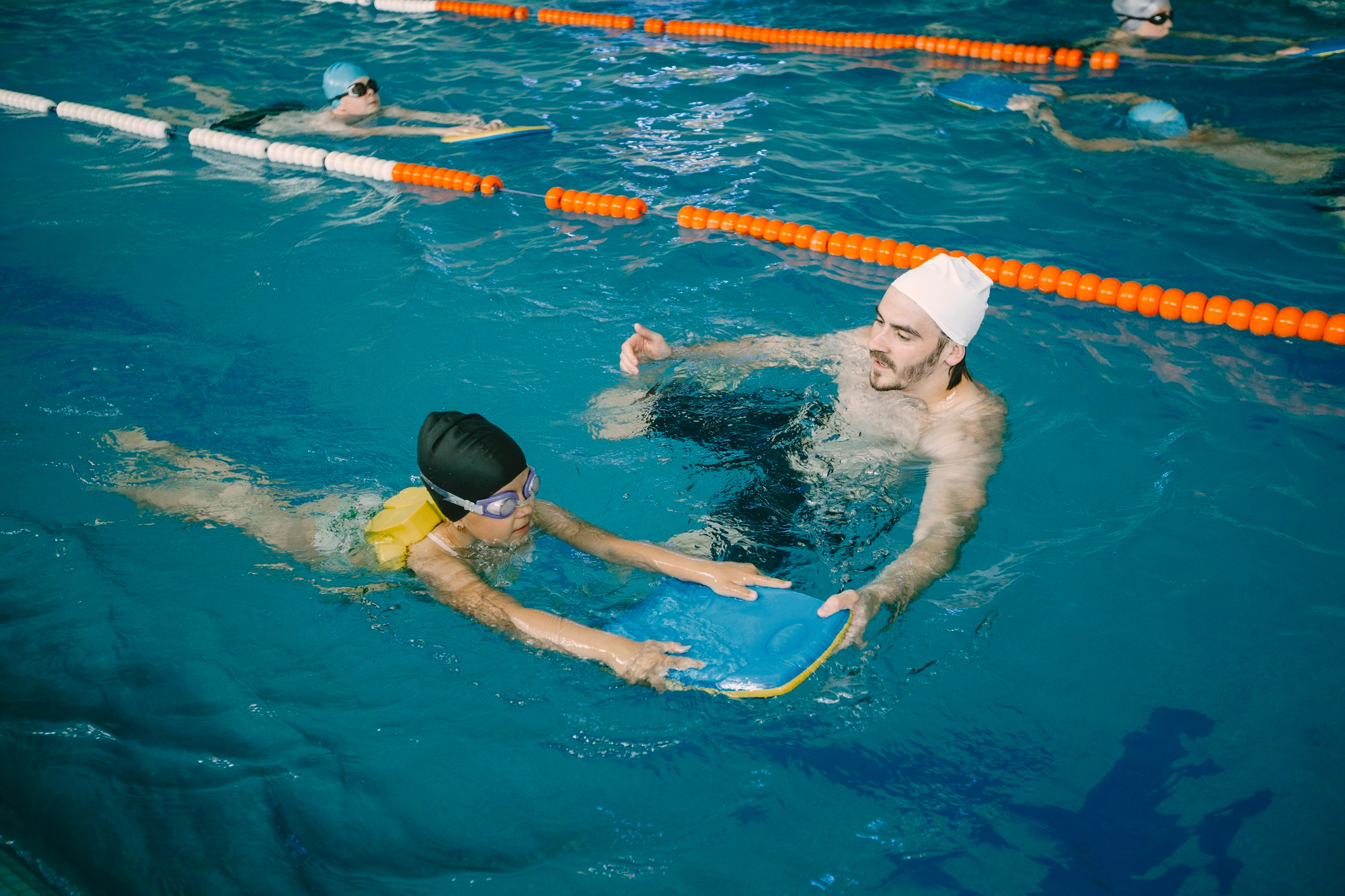 Jak nauczyć dziecko pływać? – 7 praktycznych wskazówek
